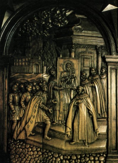 Князь Владислав Опольчик вручает икону Божьей Матери паулинам (барельеф боковой двери базилики)